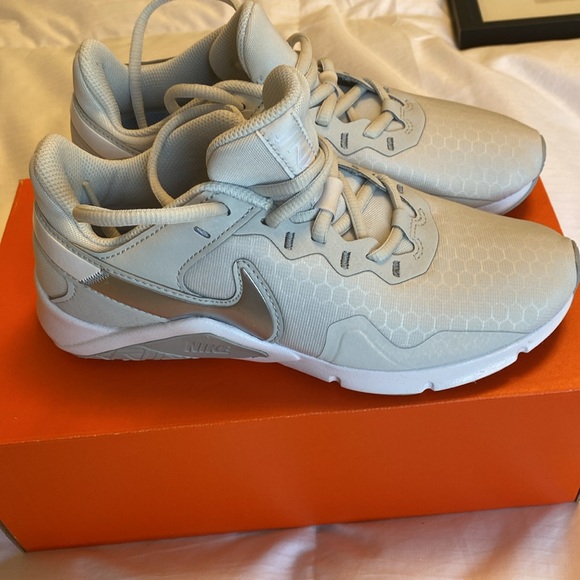 Nike Legend Essential 2 women’s training sneakers - Picture 2 of 8